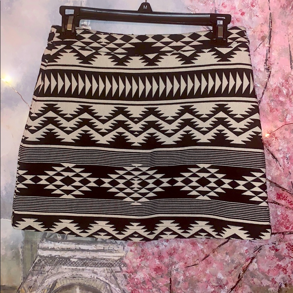 TopShop black & white pattern mini skirt sz 4 EUC